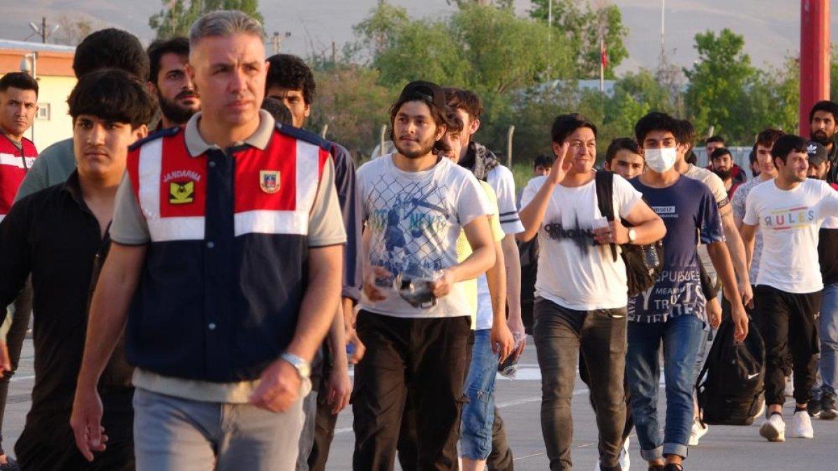 Van’da 408 düzensiz göçmen daha ülkelerine geri gönderildi