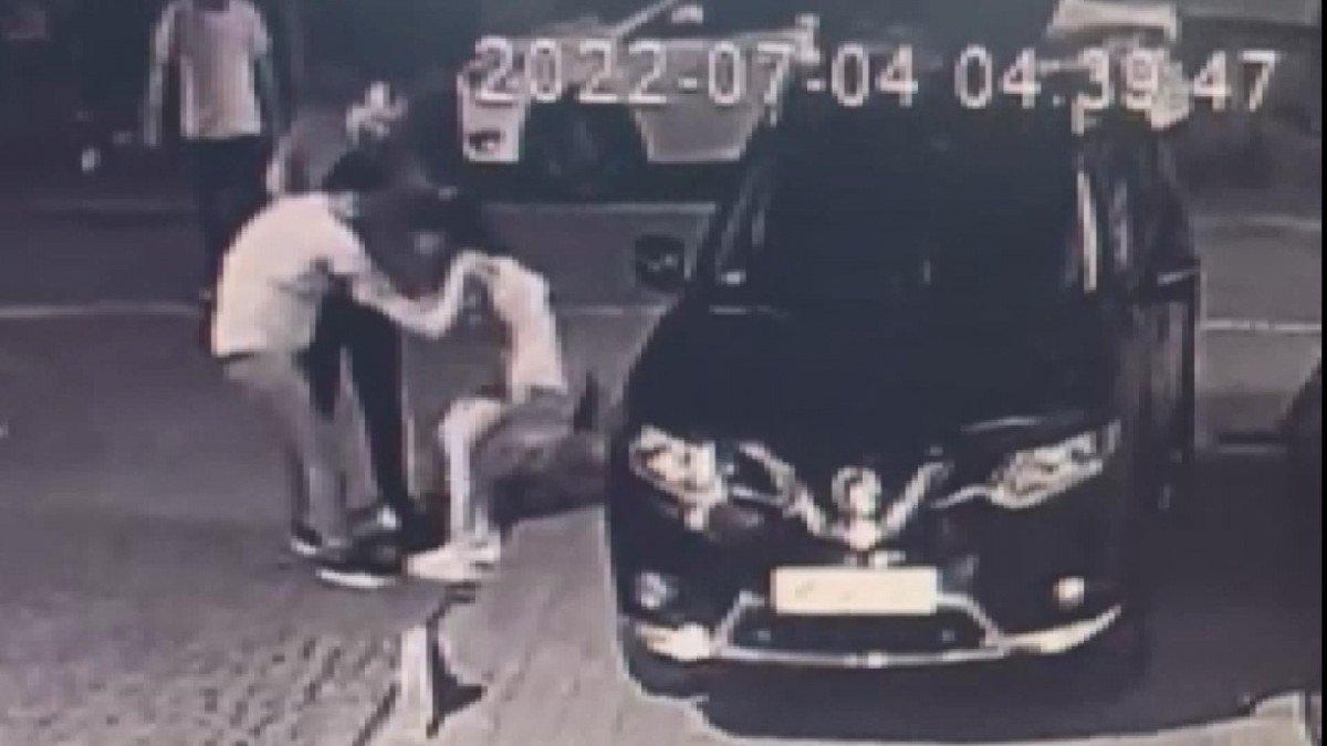 Fatih’te, kadını darbeden saldırganı esnaf dövdü