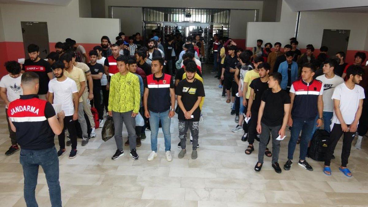 Van’da 408 düzensiz göçmen daha ülkelerine geri gönderildi