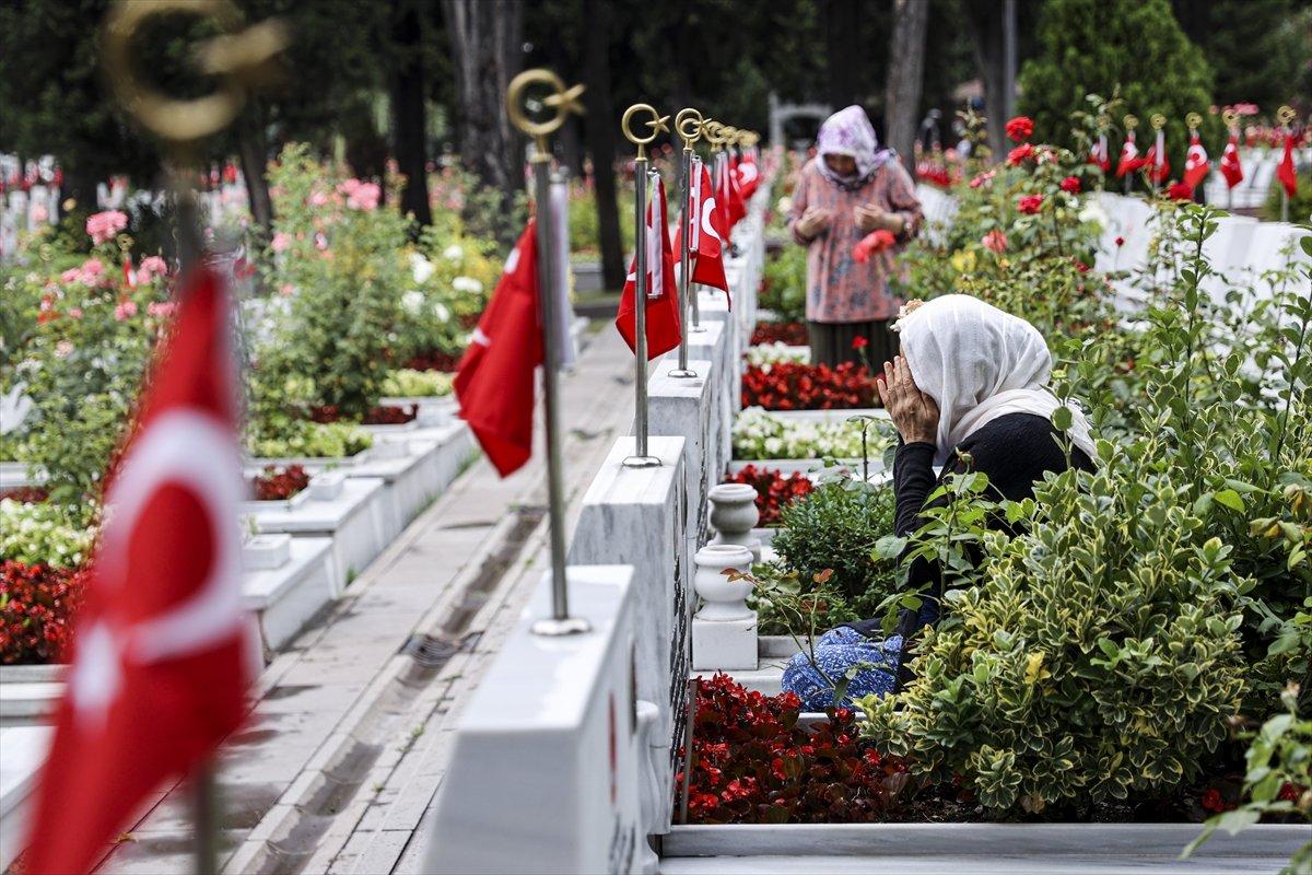 Edirnekapı Şehitliği'ni ziyaret eden aileler duygu dolu anlar yaşadı