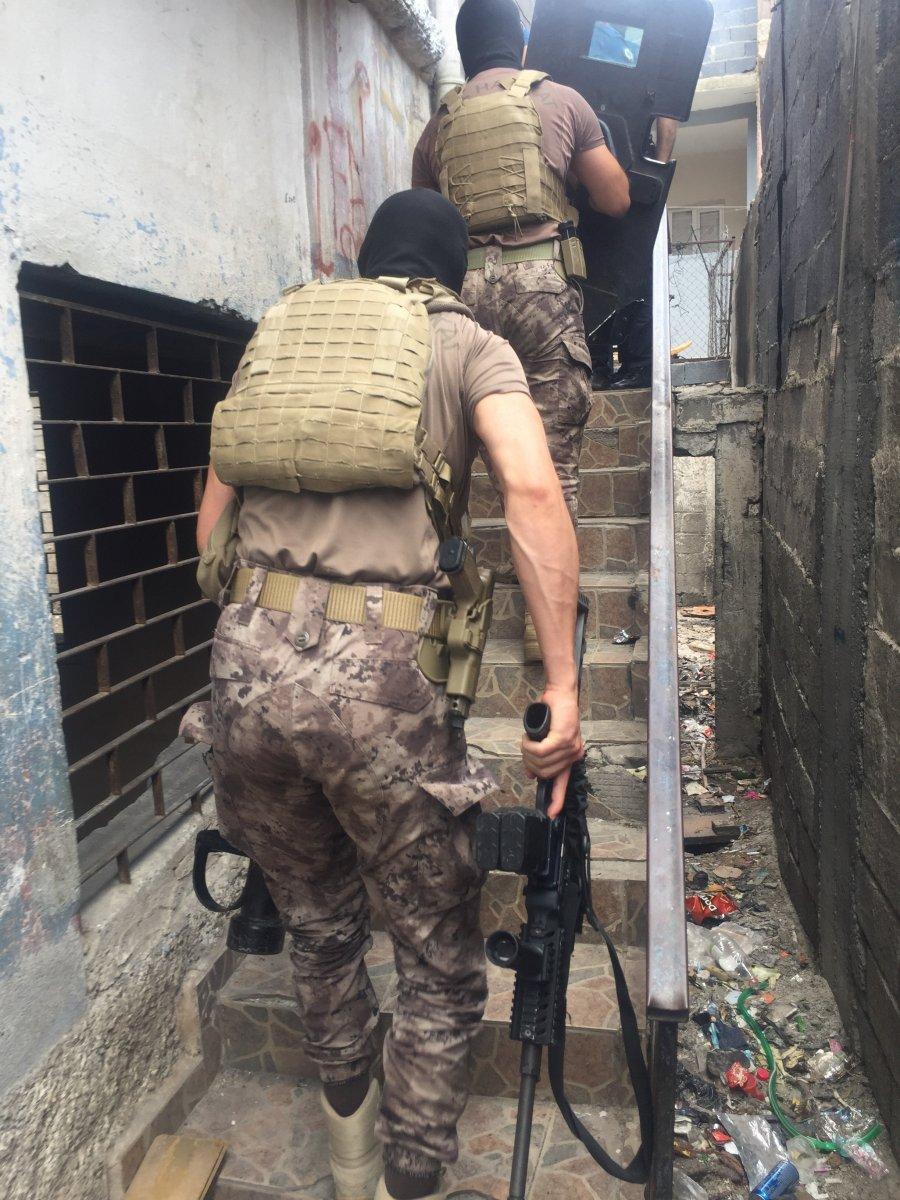 Adana’da komşusunun evini yakan kadını, özel harekat polisi yakaladı