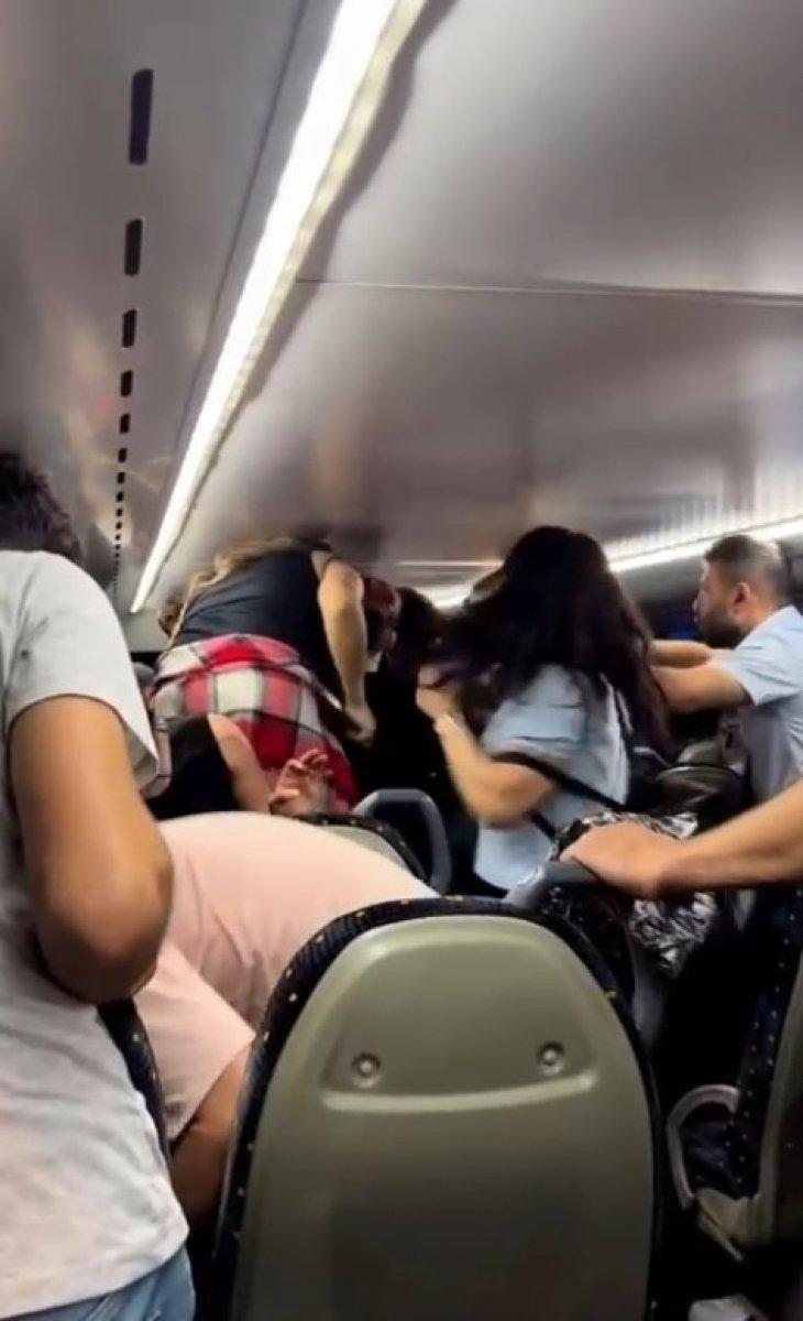 İstanbul’da, Türk erkekleri ile yabancı kadınlar yumruk yumruğa kavga etti