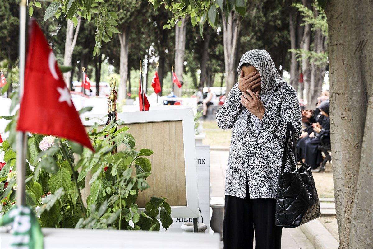 Edirnekapı Şehitliği'ni ziyaret eden aileler duygu dolu anlar yaşadı