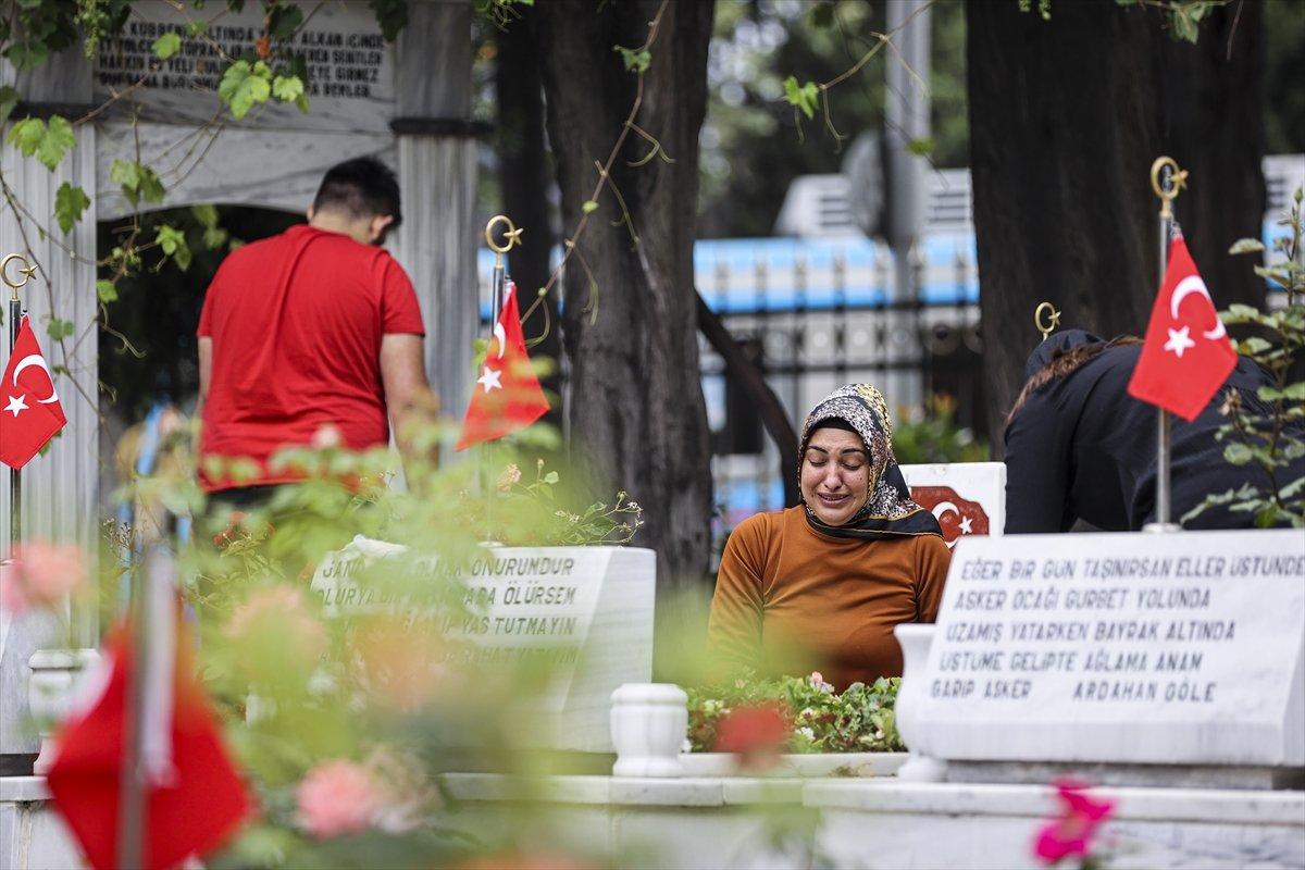 Edirnekapı Şehitliği'ni ziyaret eden aileler duygu dolu anlar yaşadı