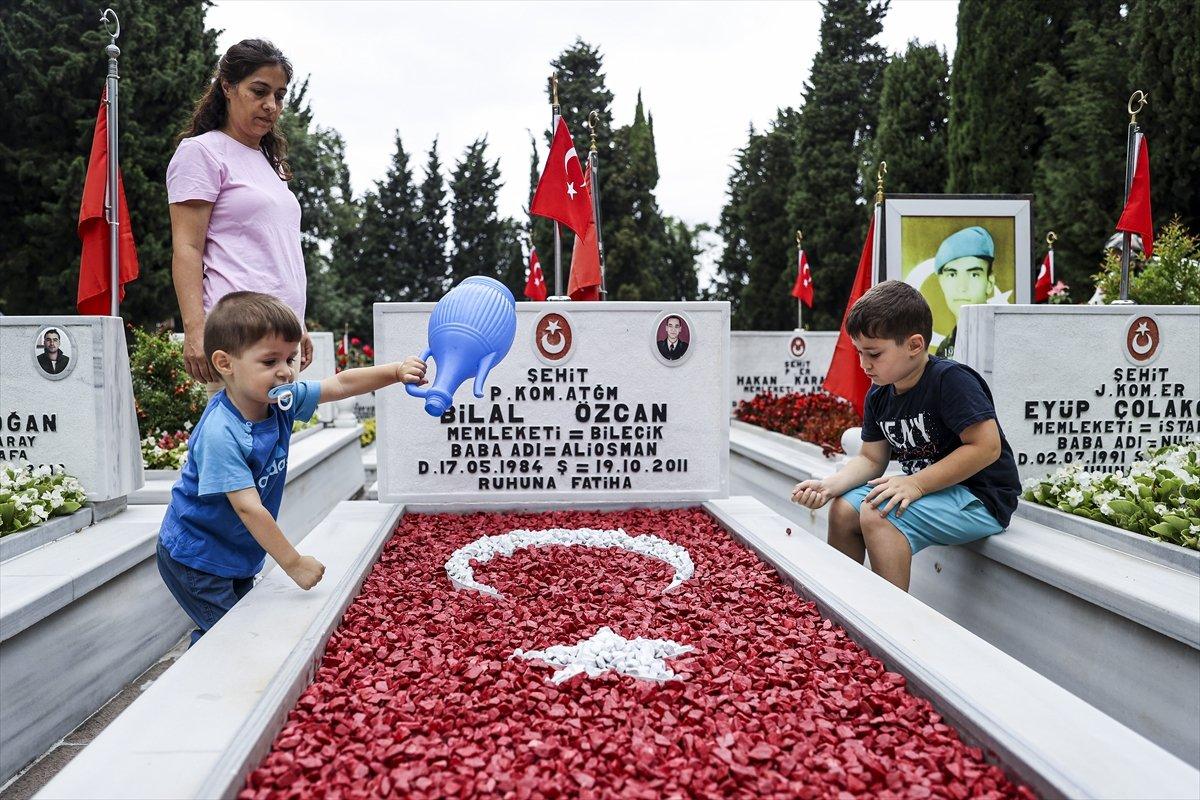 Edirnekapı Şehitliği'ni ziyaret eden aileler duygu dolu anlar yaşadı