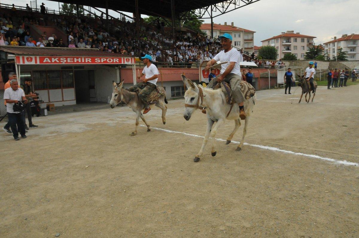 Konya'da eşekler birincilik için yarıştı