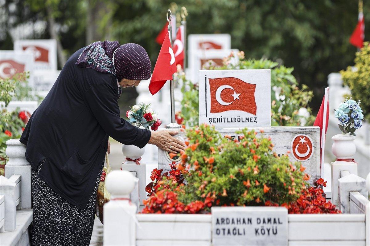 Edirnekapı Şehitliği'ni ziyaret eden aileler duygu dolu anlar yaşadı