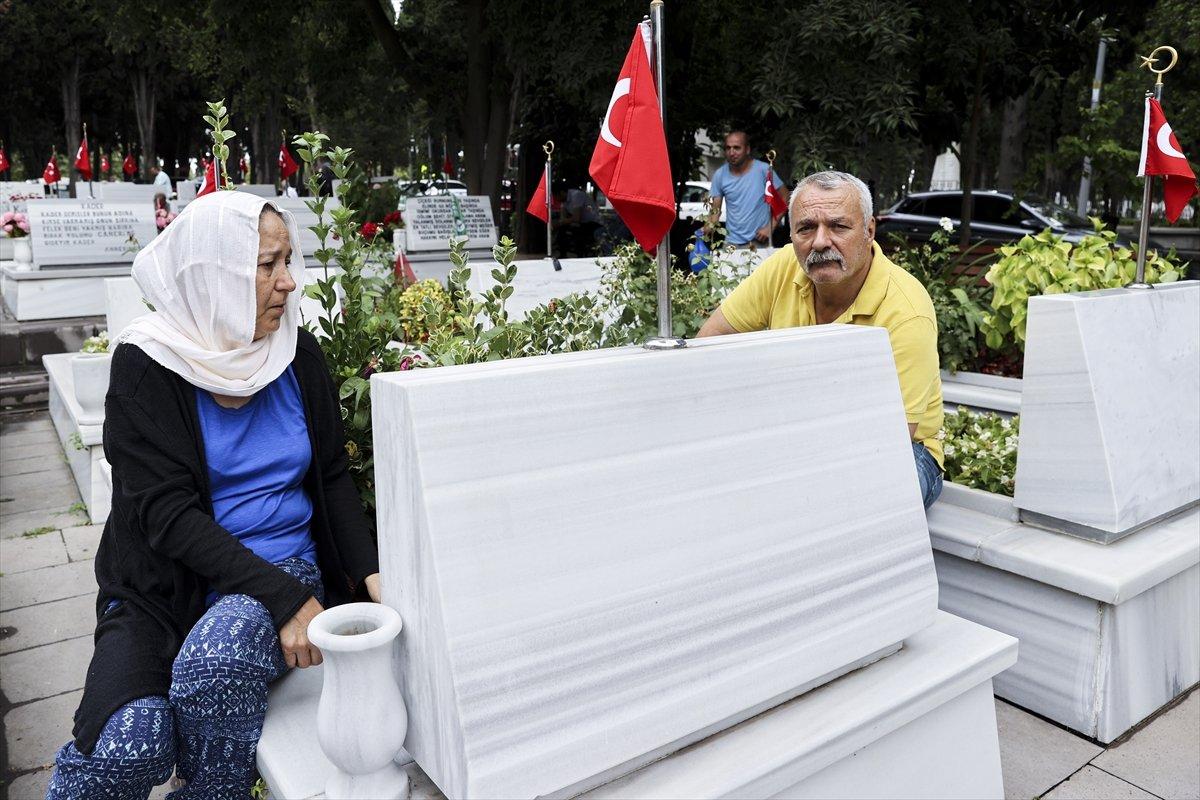 Edirnekapı Şehitliği'ni ziyaret eden aileler duygu dolu anlar yaşadı