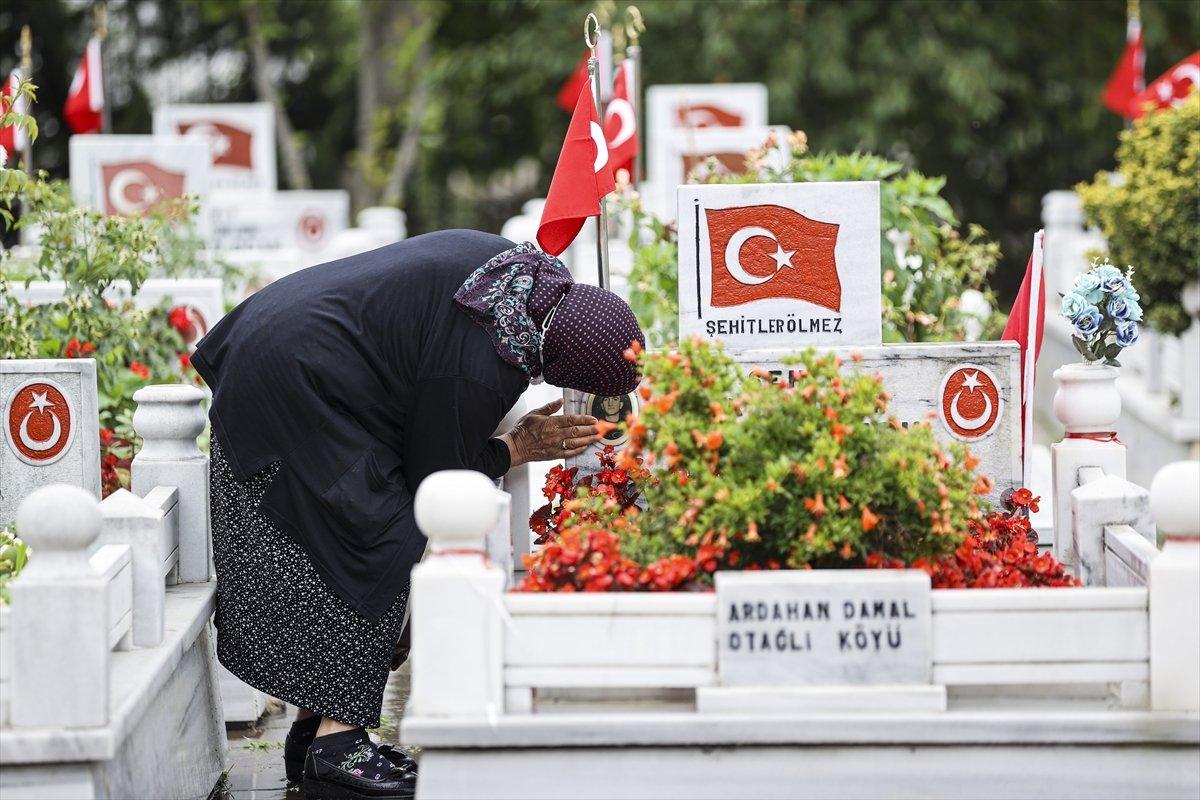 Edirnekapı Şehitliği'ni ziyaret eden aileler duygu dolu anlar yaşadı