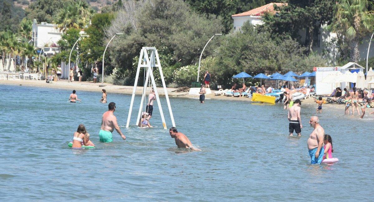 Bodrum'da bayram tatilinde plajlar doldu