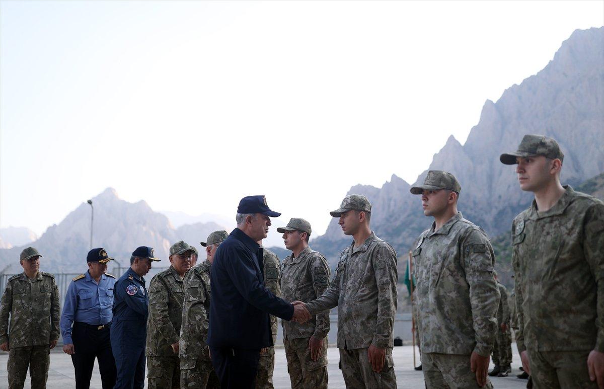 Hulusi Akar ve komuta kademesi Hakkari'de