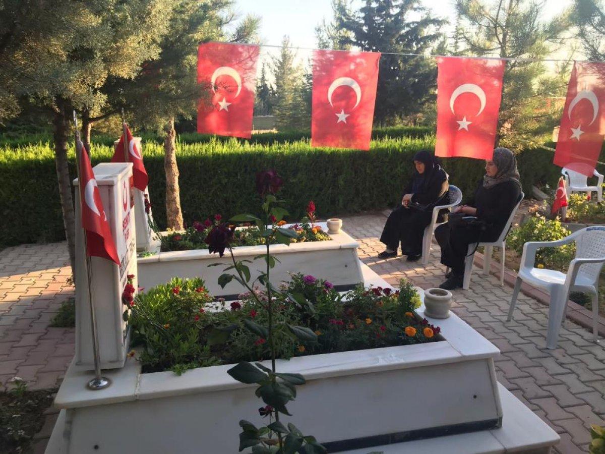 En hüzünlü bayramların adresi şehitlikler