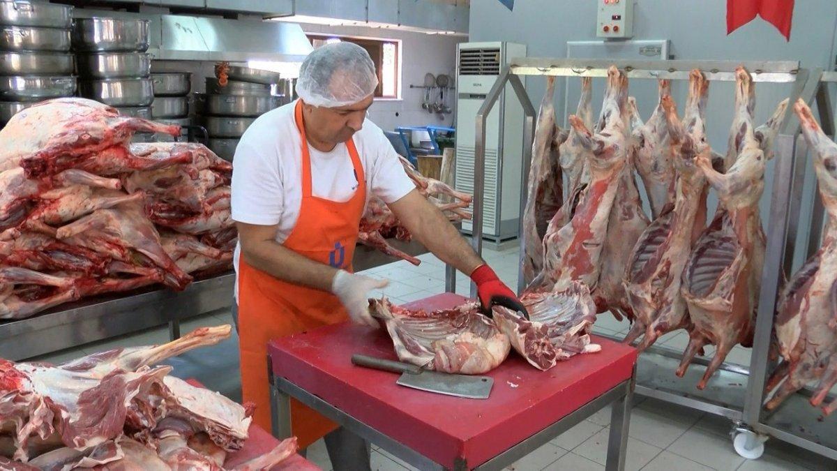 Hilmi Türkmen'den ihtiyaç sahiplerine kurban eti