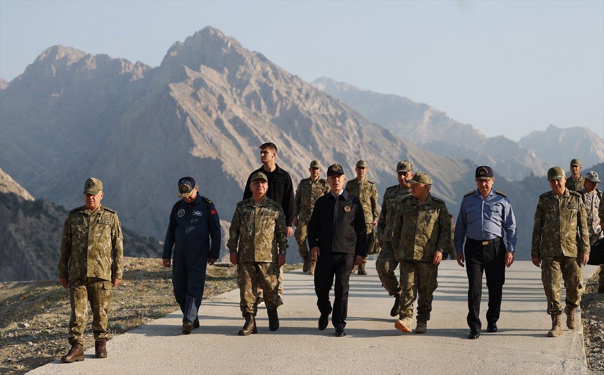Hulusi Akar ve komuta kademesi Hakkari'de