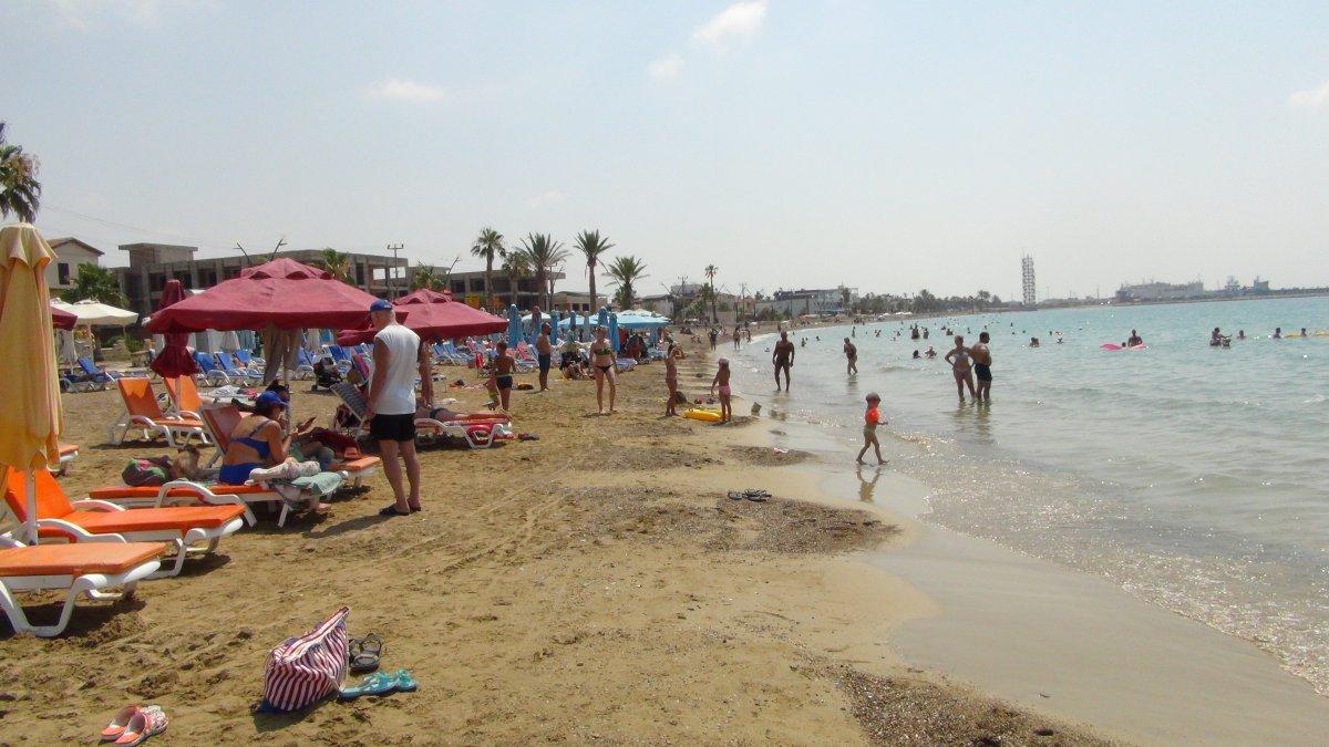 Mersin'de bayramda Ruslar denizin tadını çıkardı