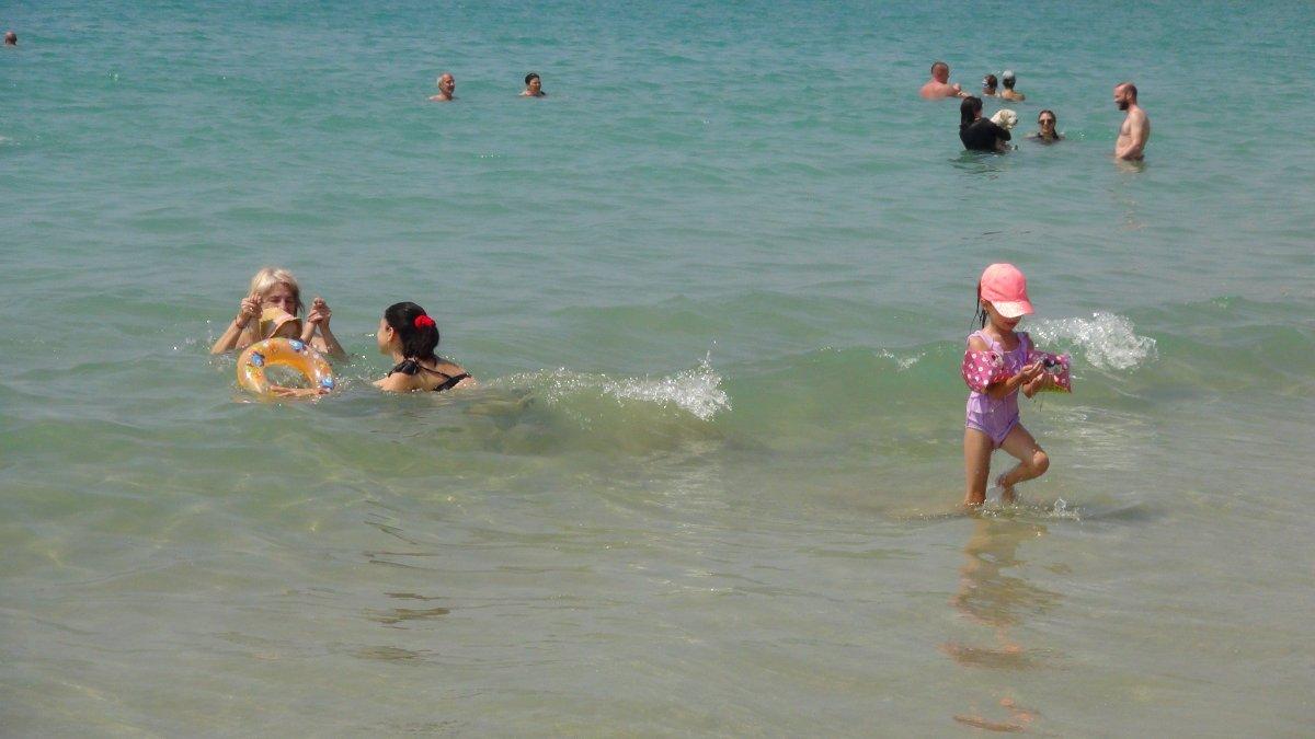 Mersin'de bayramda Ruslar denizin tadını çıkardı