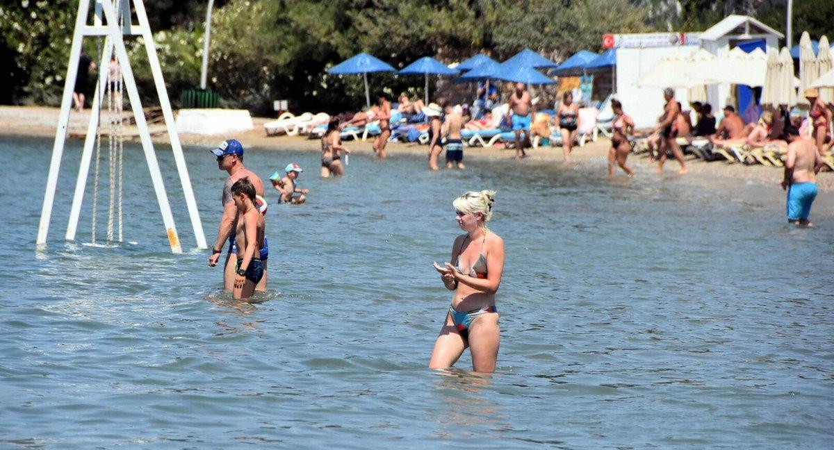 Bodrum'da bayram tatilinde plajlar doldu