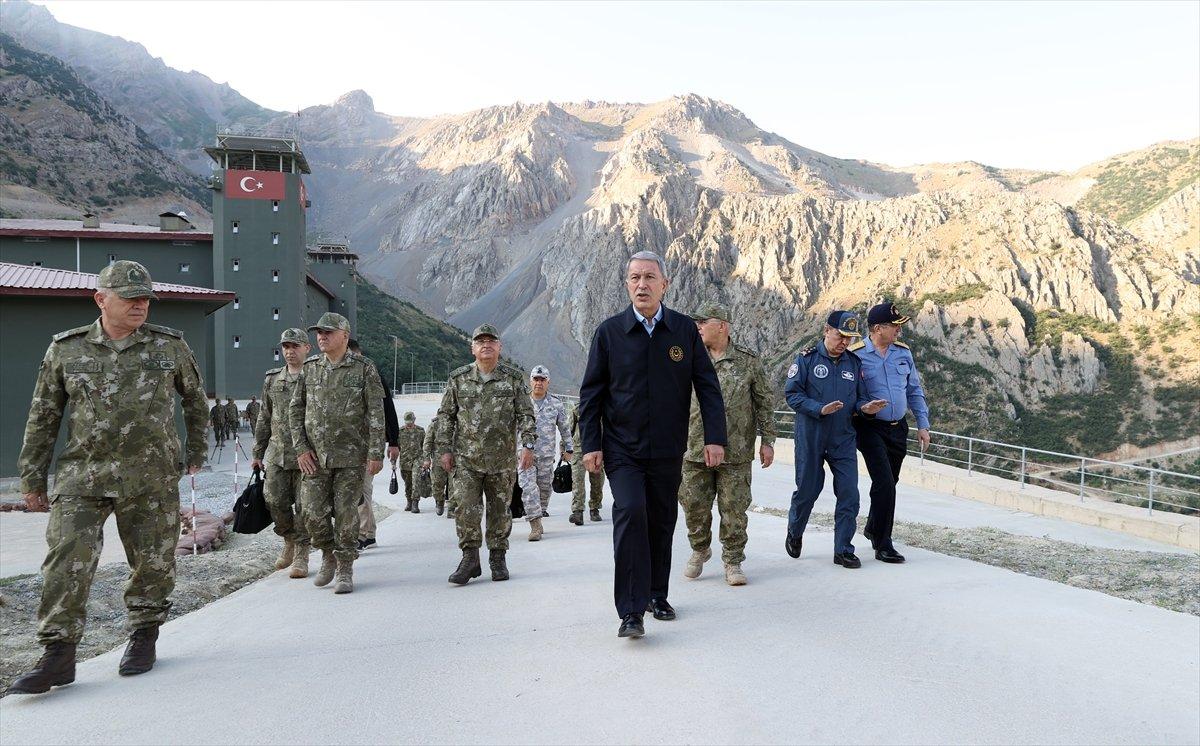 Hulusi Akar ve komuta kademesi Hakkari'de