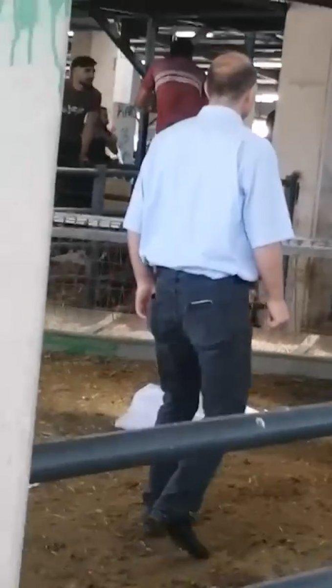 Bursa'da satırlı bıçaklı kavga kamerada