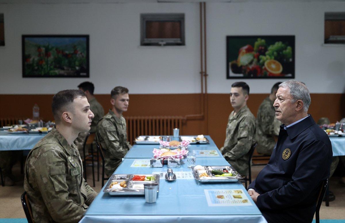 Hulusi Akar ve komuta kademesi Hakkari'de