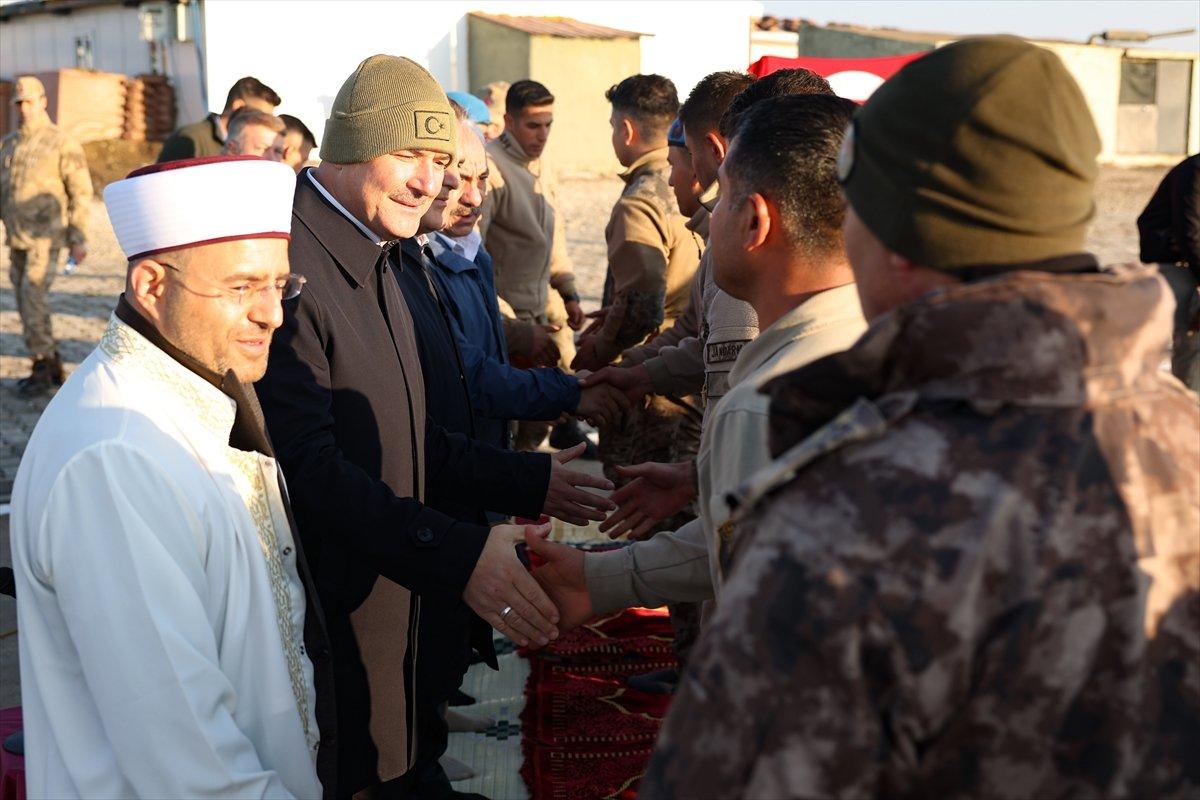 Süleyman Soylu, bayram namazını askerlerle kıldı