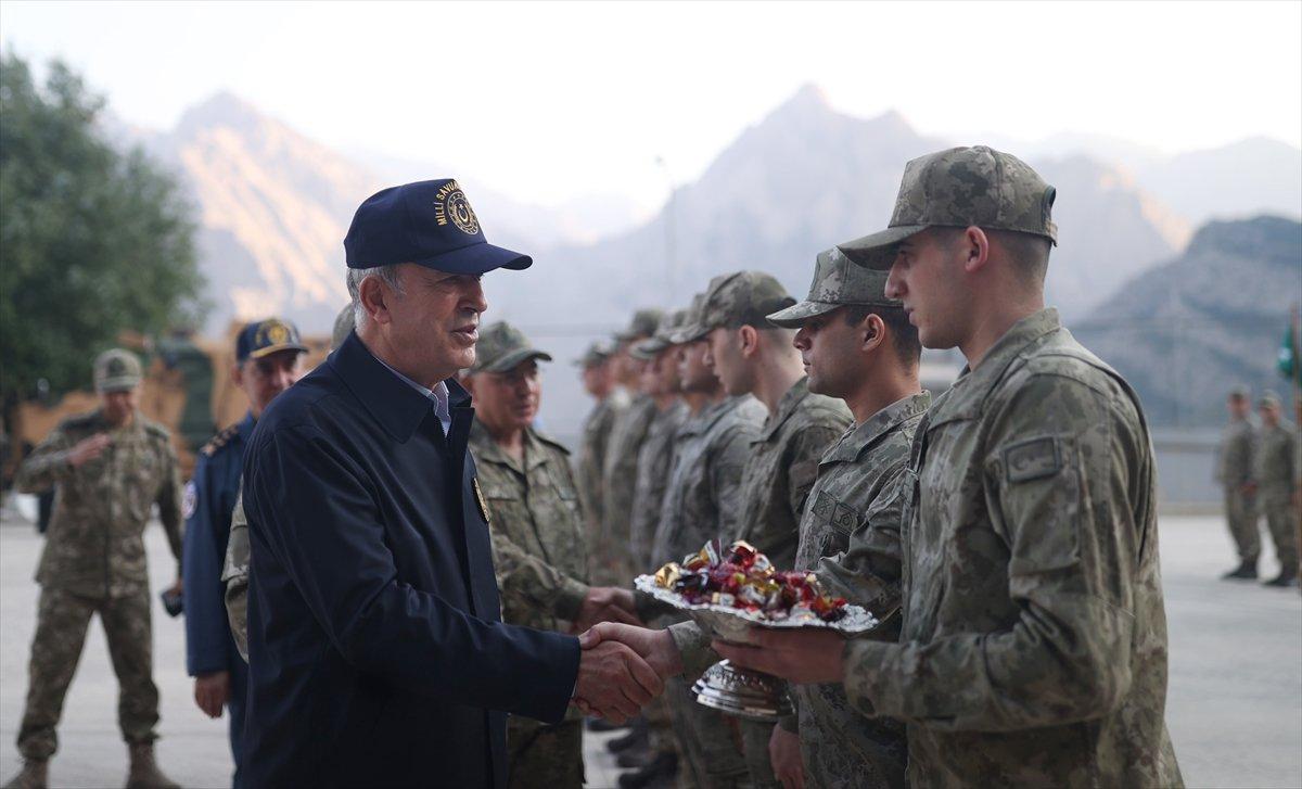 Hulusi Akar ve komuta kademesi Hakkari'de