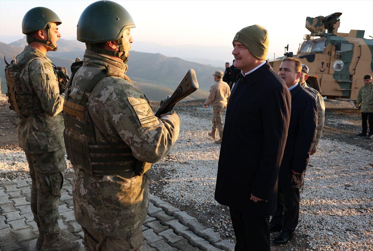 Süleyman Soylu, bayram namazını askerlerle kıldı