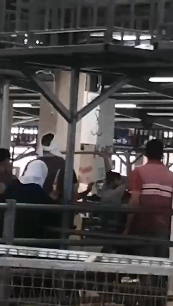 Bursa'da satırlı bıçaklı kavga kamerada