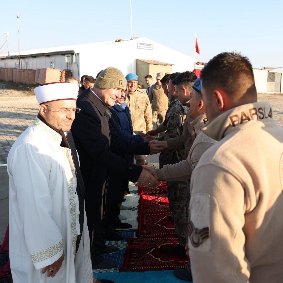 Süleyman Soylu, bayram namazını askerlerle kıldı