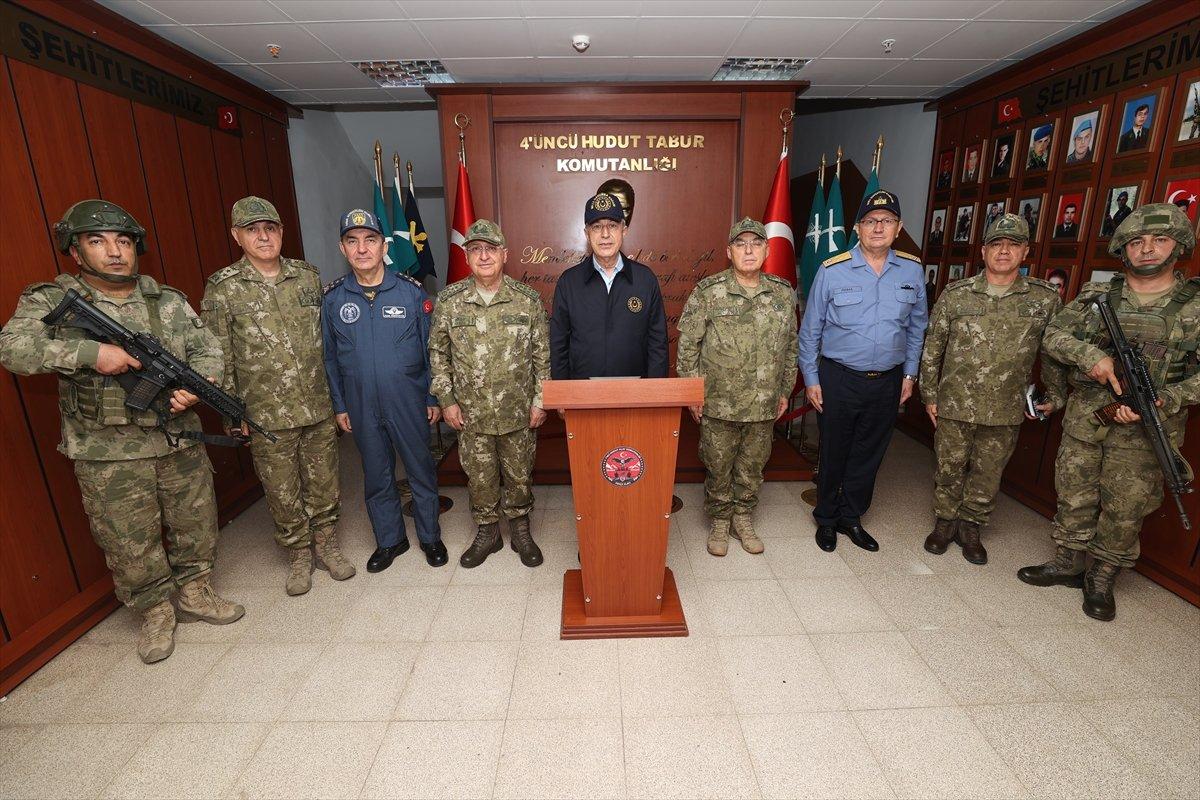 Hulusi Akar ve komuta kademesi Hakkari'de