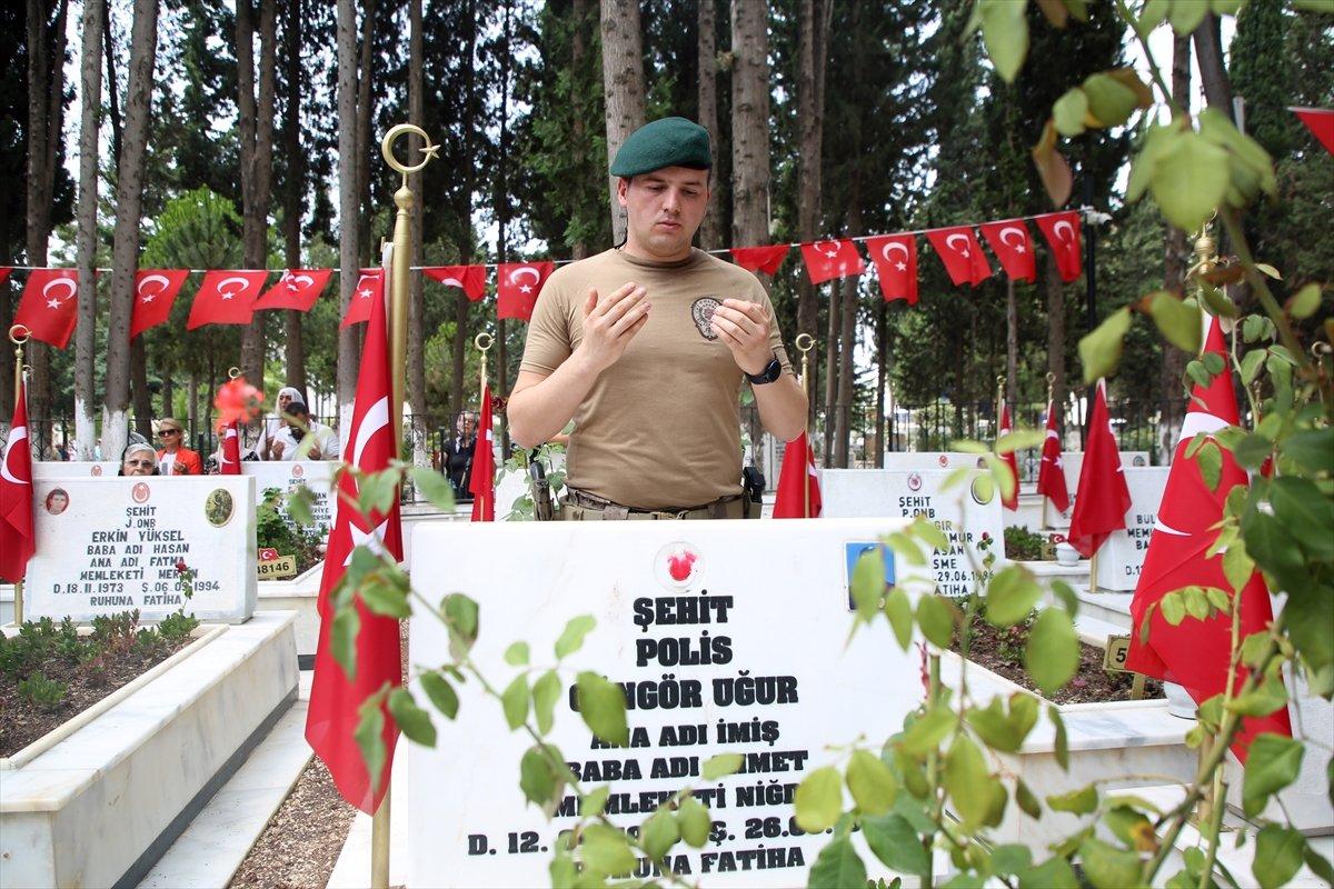 En hüzünlü bayramların adresi şehitlikler