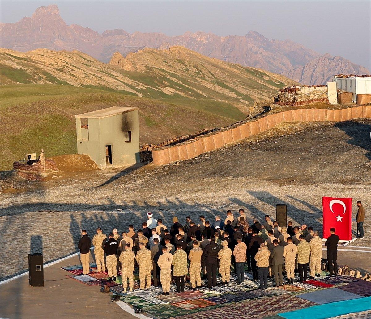 Süleyman Soylu, bayram namazını askerlerle kıldı