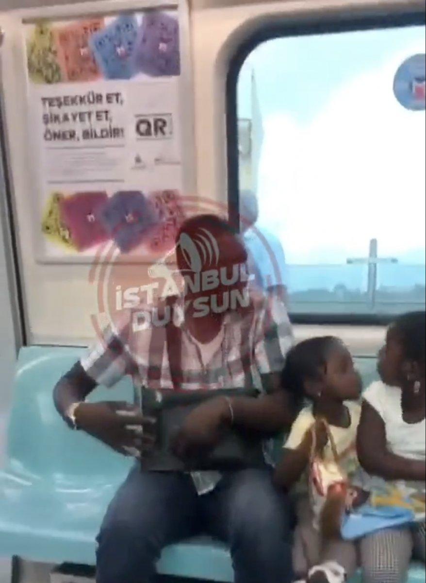 İstanbul'da metrodaki alkollü şahıs, siyahiye küfretti