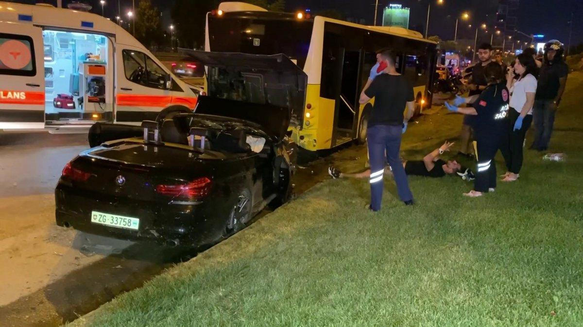 Kadıköy’de makas attı: 1’i ağır 4 yaralı