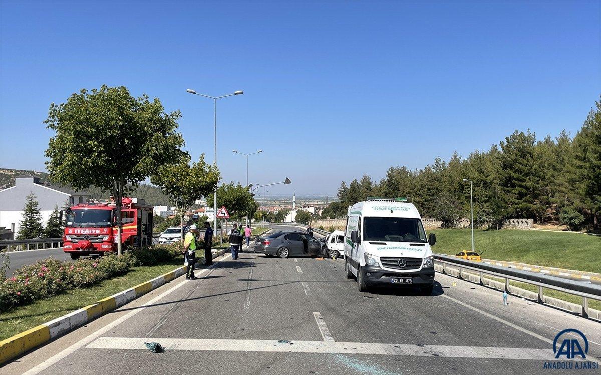 Denizli'de iki otomobilin çarpıştığı kazada 1 kişi öldü, 7 kişi yaralandı