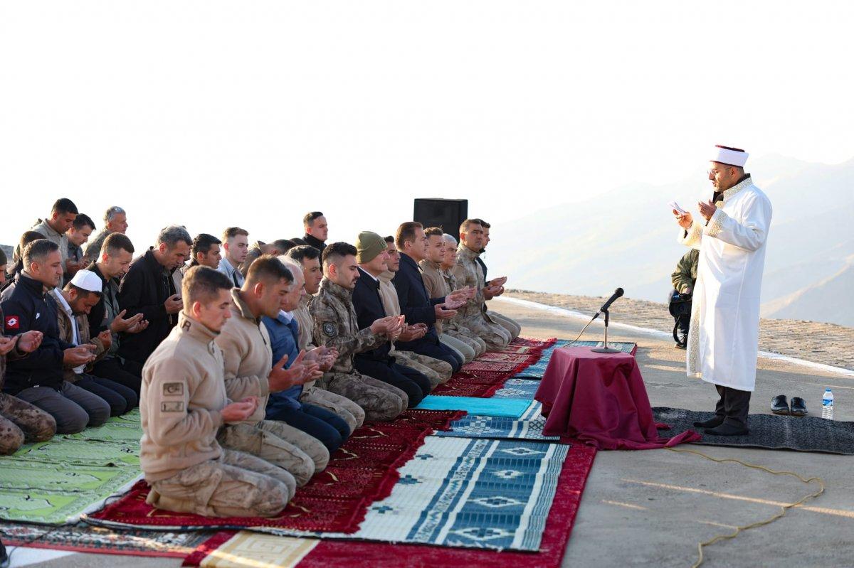 Süleyman Soylu, bayram namazını askerlerle kıldı