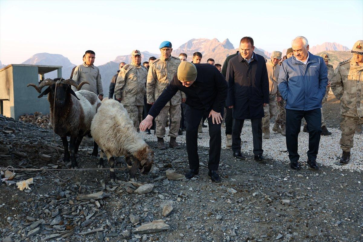 Süleyman Soylu, bayram namazını askerlerle kıldı