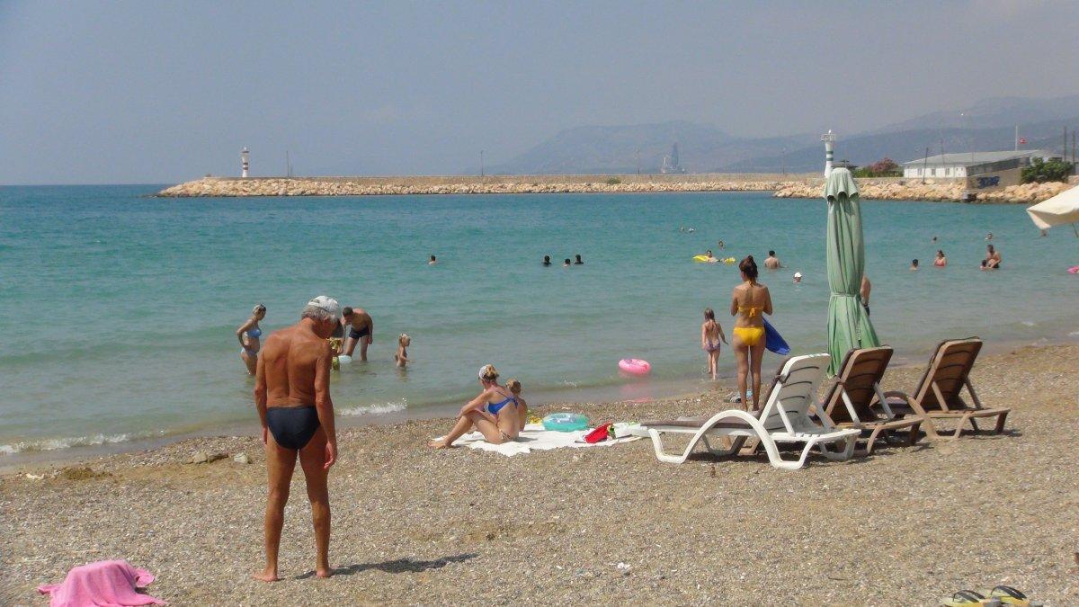 Mersin'de bayramda Ruslar denizin tadını çıkardı