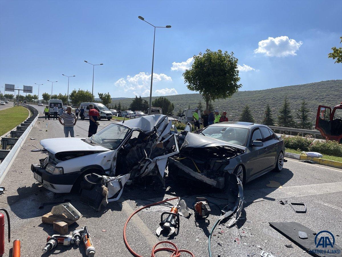Denizli'de iki otomobilin çarpıştığı kazada 1 kişi öldü, 7 kişi yaralandı