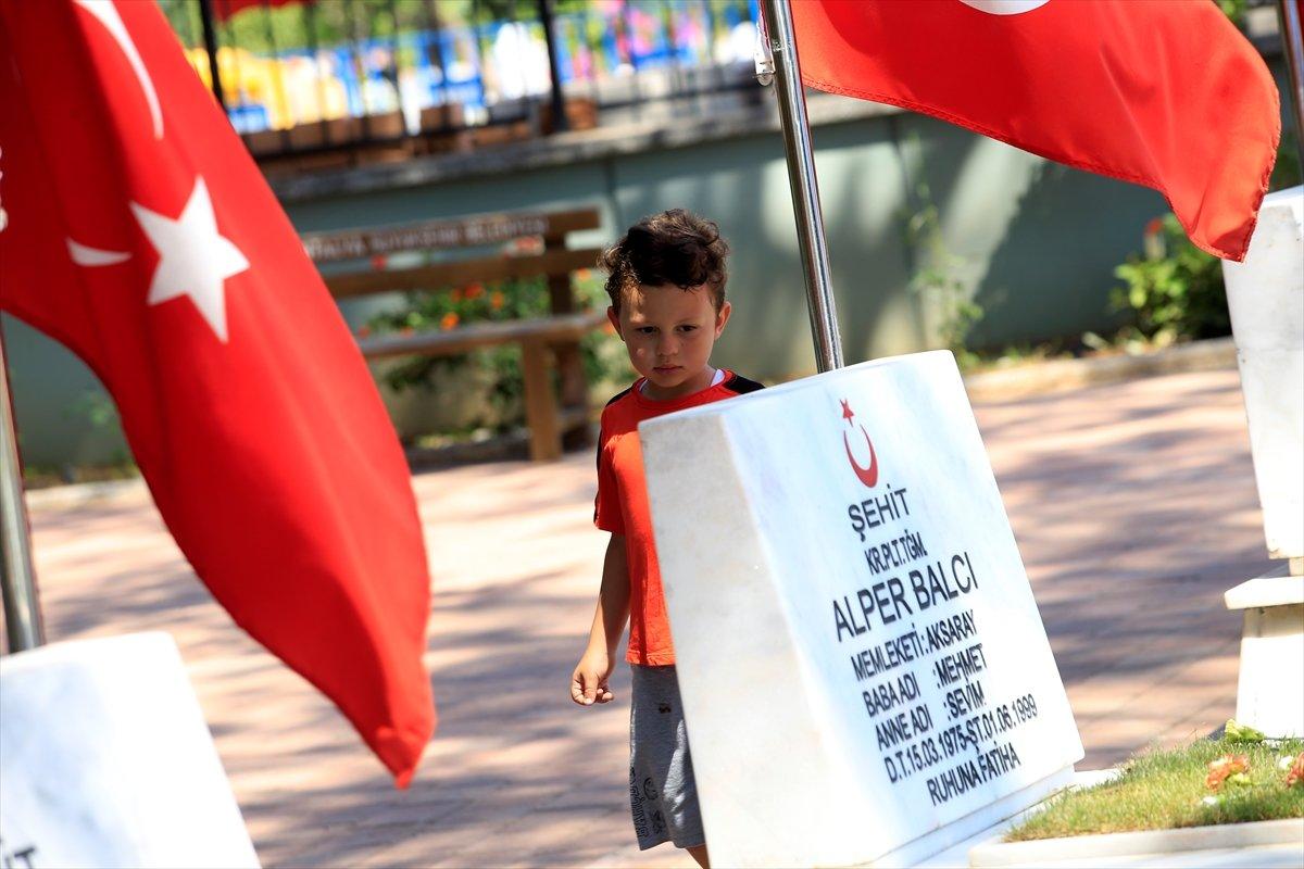 En hüzünlü bayramların adresi şehitlikler