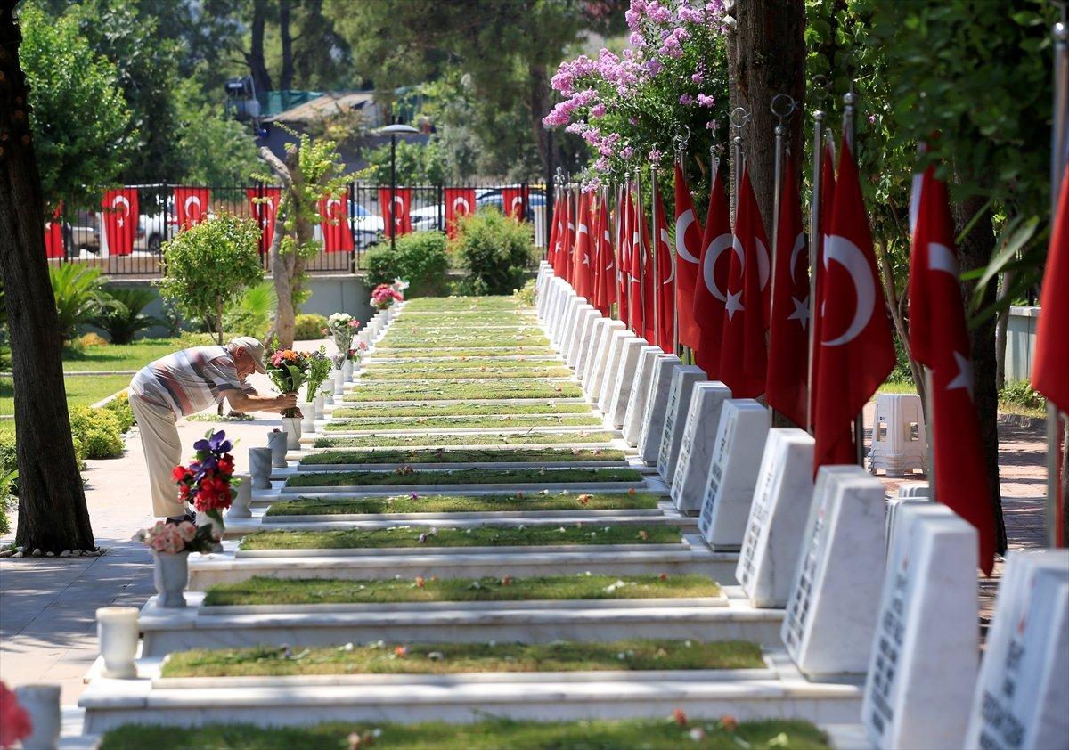 En hüzünlü bayramların adresi şehitlikler