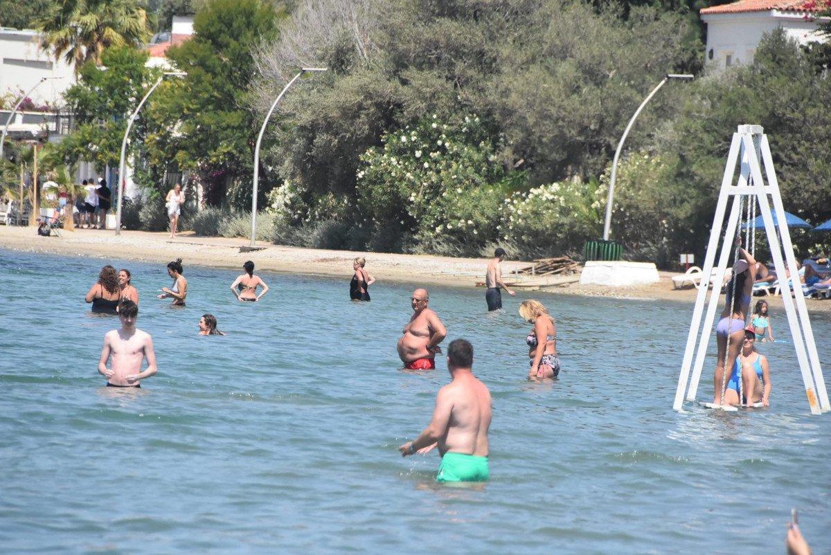 Bodrum'da bayram tatilinde plajlar doldu