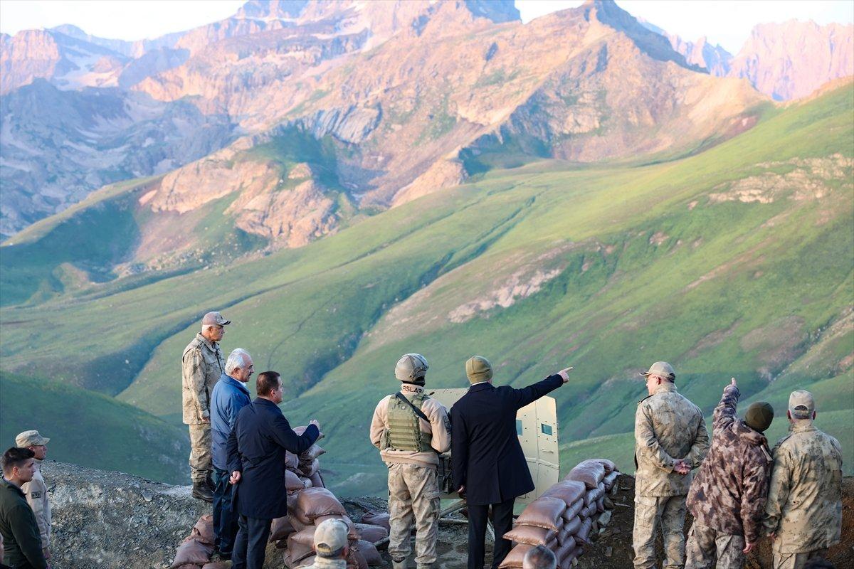 Süleyman Soylu, bayram namazını askerlerle kıldı