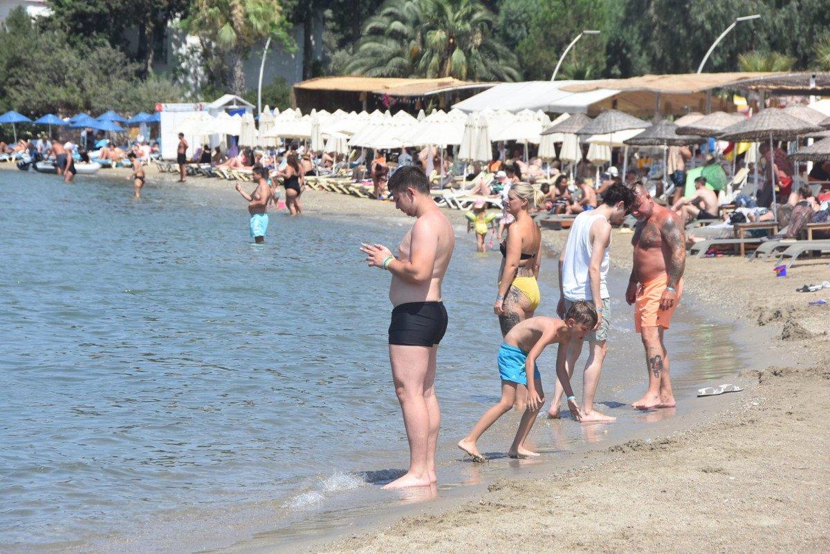 Bodrum'da bayram tatilinde plajlar doldu