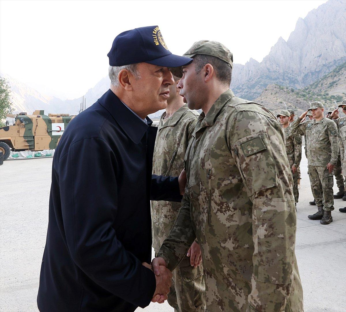 Hulusi Akar ve komuta kademesi Hakkari'de