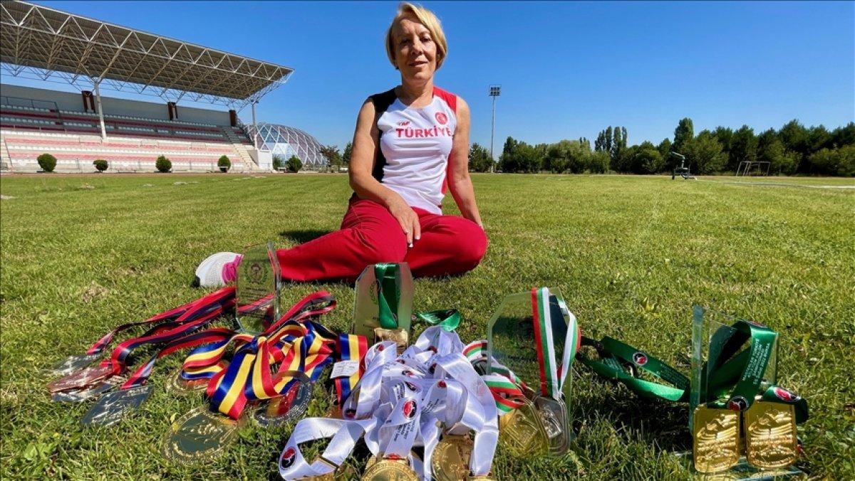 Eskişehirli kadın atlet, 56 yıllık spor hayatına 200 madalya sığdırdı