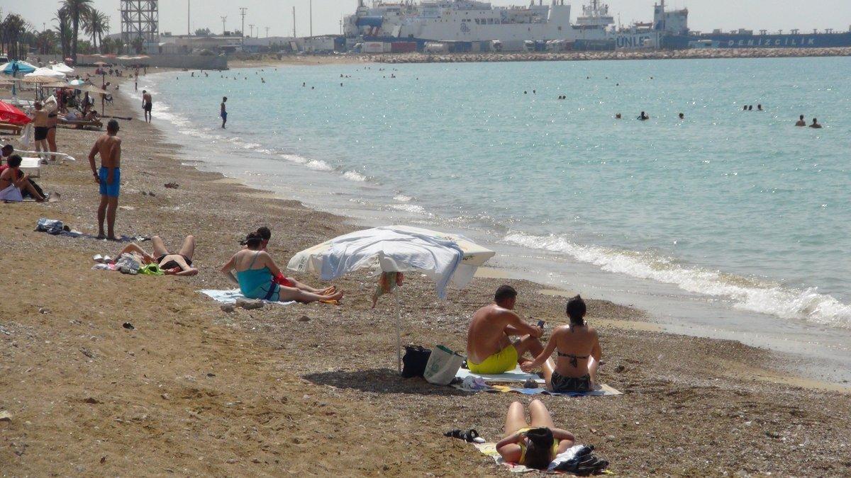 Mersin'de bayramda Ruslar denizin tadını çıkardı