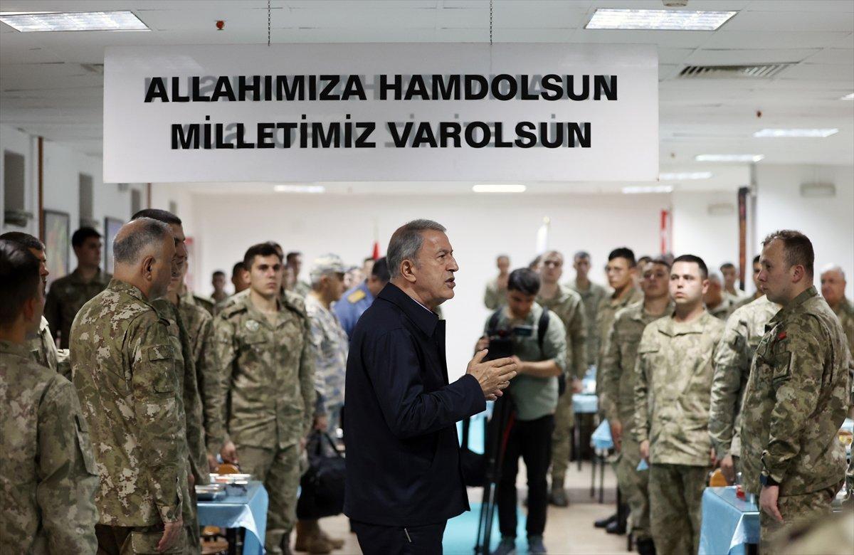 Hulusi Akar ve komuta kademesi Hakkari'de