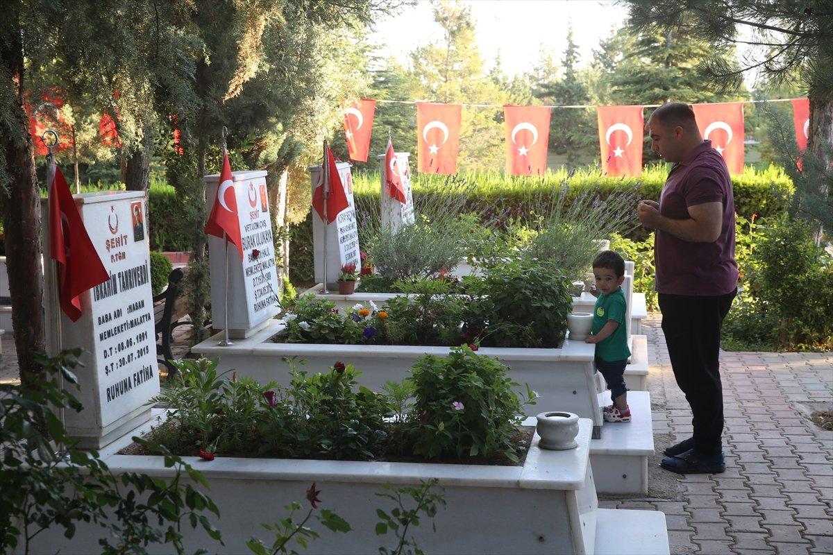 En hüzünlü bayramların adresi şehitlikler