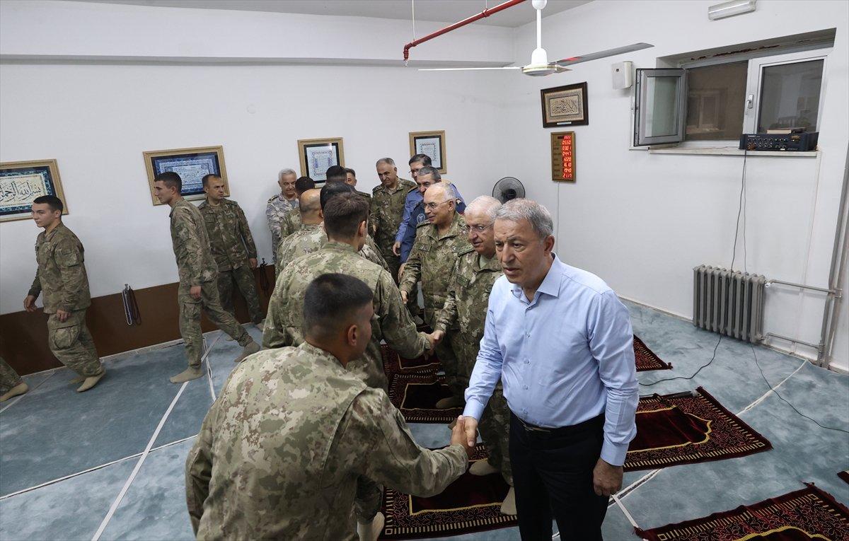 Hulusi Akar ve komuta kademesi Hakkari'de